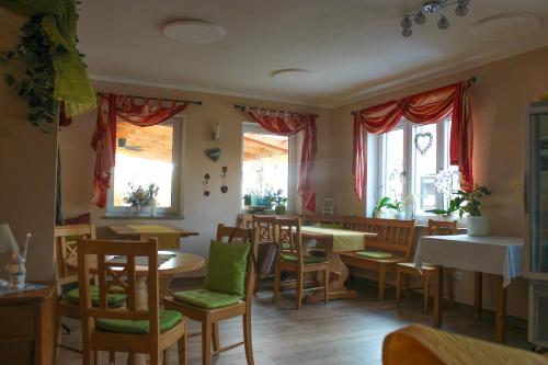 Restaurant, Wirtsberg Pension & Cafe in Eching