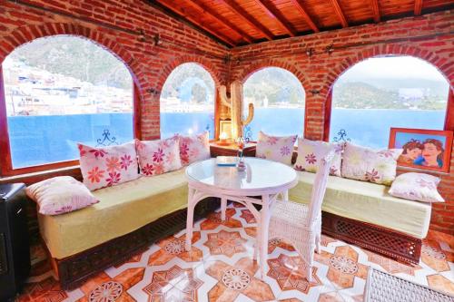 AYMANE ROOFTOP budget panoramic HOTEL in 쉐프샤우엔