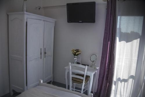 Twin Room image 7