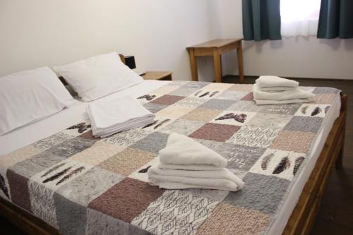 1 queen bed, 1 twin bed