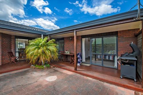 Duša, Bream Bay Bach - Ruakaka Holiday Home in Ruakaka