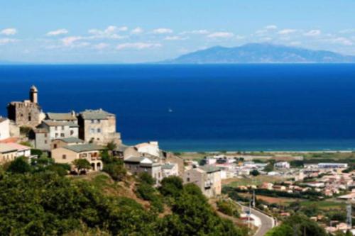 Appartement neuf entre mer et montagne.