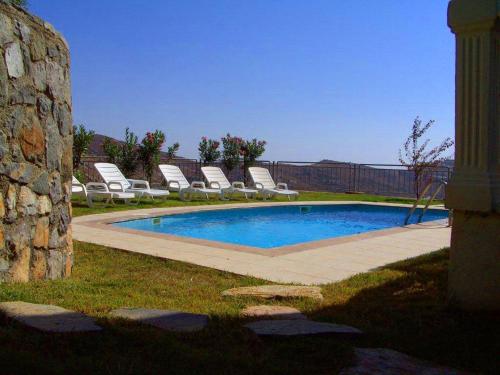  Ortakent Villa Sleeps 9 Pool Air Con WiFi in Ortakentyahşi