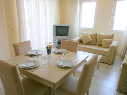  Ortakent Apartment Sleeps 6 Pool Air Con WiFi in Ortakentyahşi