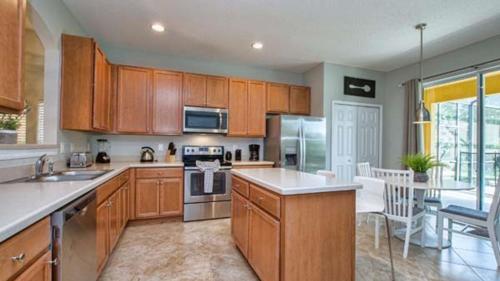 Kissimmee Villa Sleeps 13 with Pool and Air Con - image 3