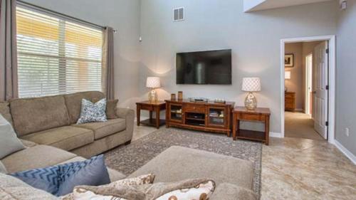 Kissimmee Villa Sleeps 13 with Pool and Air Con - image 4