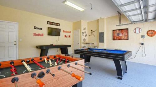 Kissimmee Villa Sleeps 13 with Pool and Air Con - image 8