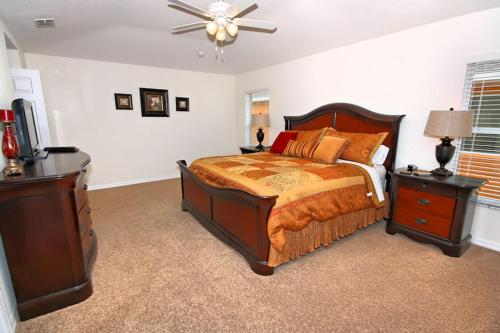 Kissimmee Villa Sleeps 10 Pool Air Con WiFi - image 2