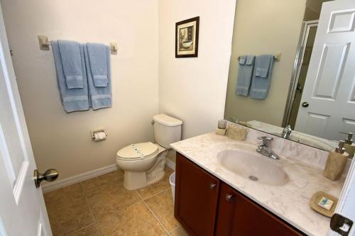 Kissimmee Villa Sleeps 10 Pool Air Con WiFi - image 8