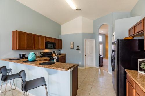 Kissimmee Villa Sleeps 8 Pool Air Con WiFi - image 5