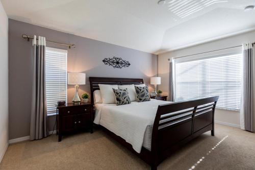 Kissimmee Villa Sleeps 8 Pool Air Con WiFi - image 7