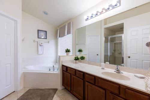 Kissimmee Villa Sleeps 8 Pool Air Con WiFi - image 9