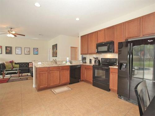 Kissimmee Villa Sleeps 10 Pool Air Con WiFi - image 8