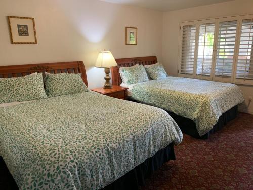 2 queen beds