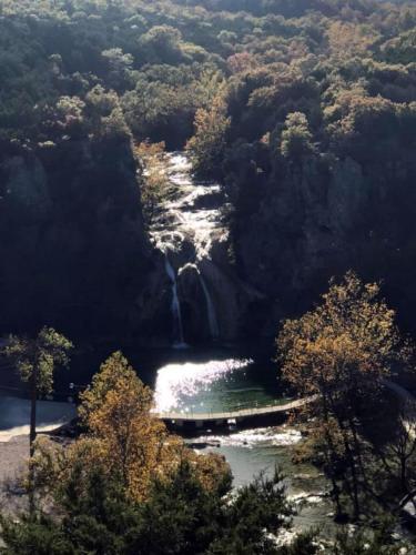 The Bluebird Cottage Style Cabin with Hot Tub near Turner Falls and Casinos