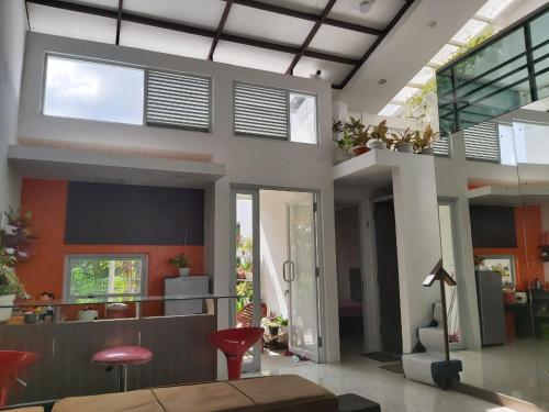 HOMESTAY EXECUTIVE Syariah Milik Senior Arsitek Pasti Kren!!400 Meter Gerbang Masuk Airport