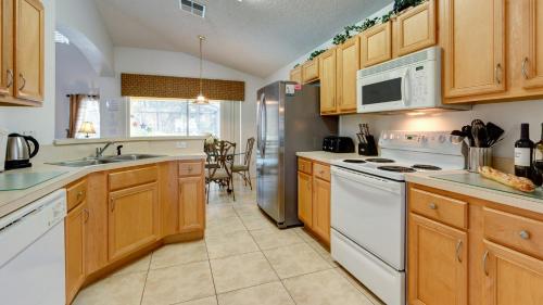 Kissimmee Villa Sleeps 8 Pool Air Con WiFi - image 8