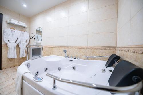 Pilot Hotel - image 6