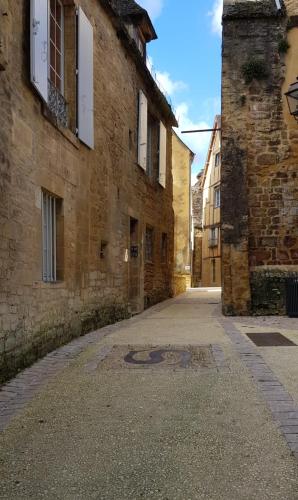 Les Chambres du "Coup de Coeur de Sarlat" in 薩爾拉拉卡內達市中心