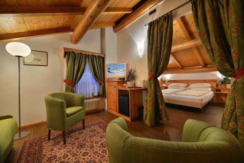 Suite with Hot Tub image 4