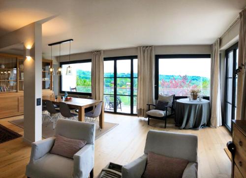 Seadmed, Vue exceptionnelle sur lac d'Annecy et Montagnes in Menthon-Saint-Bernard