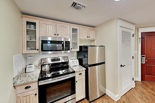 Pilot House Getaway - Pool Walk to Shops & Dining condo - image 6