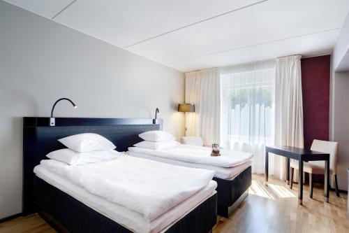 2 twin beds