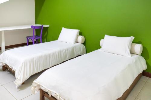 2 double beds, 1 twin bed, 1 futon bed