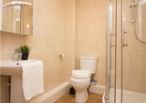 Koupelna, StayZo Castle Point 6 Apartment - Premier Lodge in Southampton