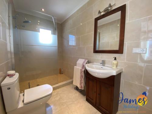 Superb 3 bed Villa pool/beachside Punta Prima PP22 - image 10
