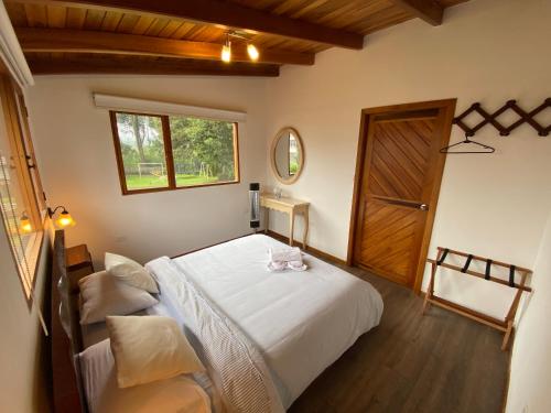 1 queen bed, 2 twin beds