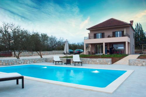 Two bedroom villa with swimming pool for a pleasant stay - AE1181