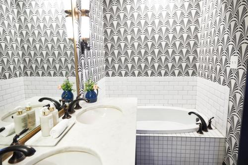 The Oliver Hotel Knoxville, by Oliver