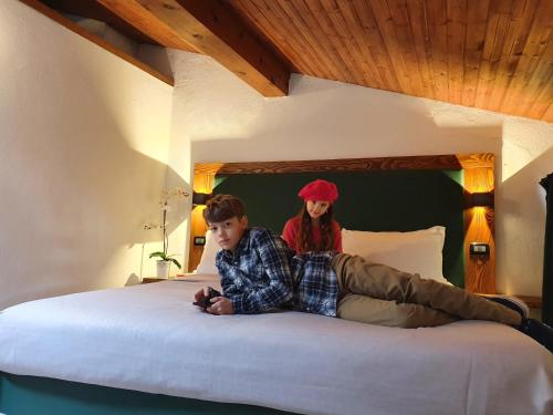 1 queen bed, 1 bunk bed