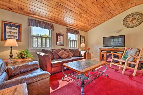 Cozy Apt w/ Hot Tub & Deck, 10 Mi to Stowe Resort!, Stowe