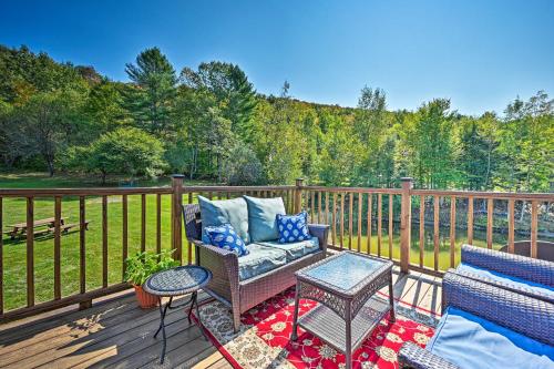 Cozy Apt with Hot Tub and Deck, 10 Mi to Stowe Resort! in 普拉茨堡