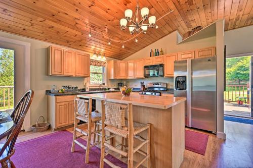 Cozy Apt with Hot Tub and Deck, 10 Mi to Stowe Resort! in 普拉茨堡