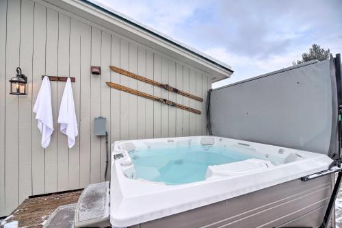 Cozy Apt with Hot Tub and Deck, 10 Mi to Stowe Resort! in 普拉茨堡