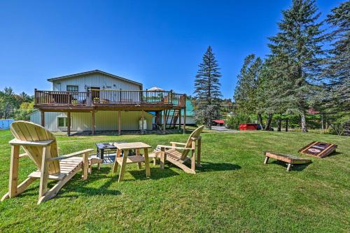 Cozy Apt with Hot Tub and Deck, 10 Mi to Stowe Resort! in Stowe, USA