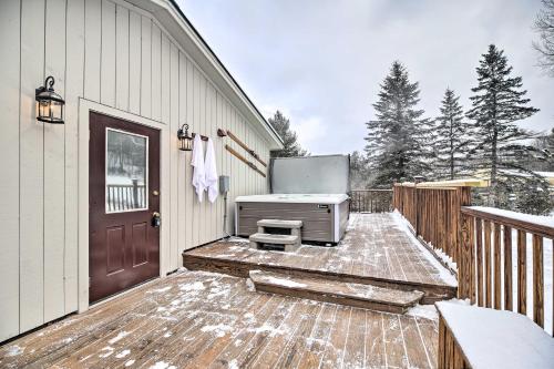 Cozy Apt with Hot Tub and Deck, 10 Mi to Stowe Resort! in 普拉茨堡