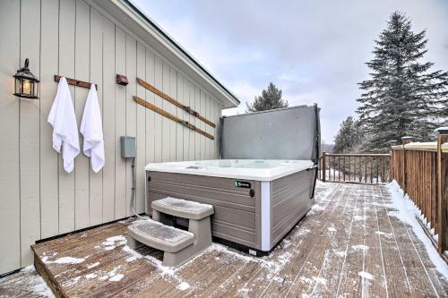Cozy Apt with Hot Tub and Deck, 10 Mi to Stowe Resort! in 普拉茨堡