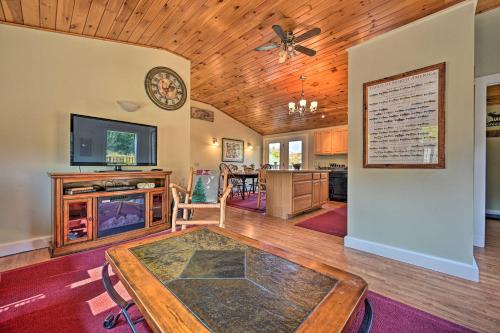 Cozy Apt with Hot Tub and Deck, 10 Mi to Stowe Resort! in 普拉茨堡