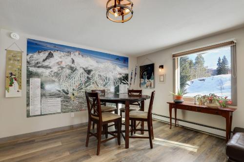 Vintage 5 BDR Cabin Close to Town and Dog Friendly - image 3