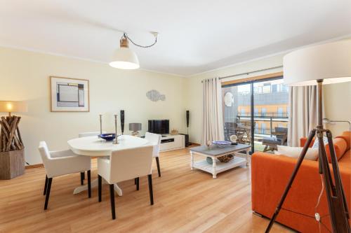 Privilege Sea View Apartment Pochet with Rooftop Pool, Village Marina - Olhao in Olhao