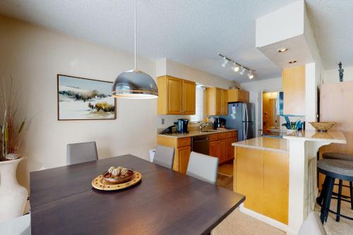 Remodeled 2 Bedroom East Vail Condo #102 w/ Hot Tub. Steps to Shuttle. - image 4
