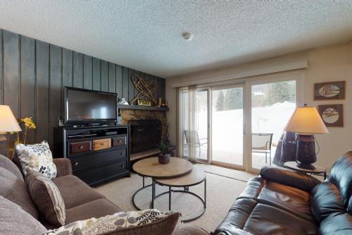 Remodeled 2 Bedroom East Vail Condo #102 w/ Hot Tub. Steps to Shuttle. - image 8