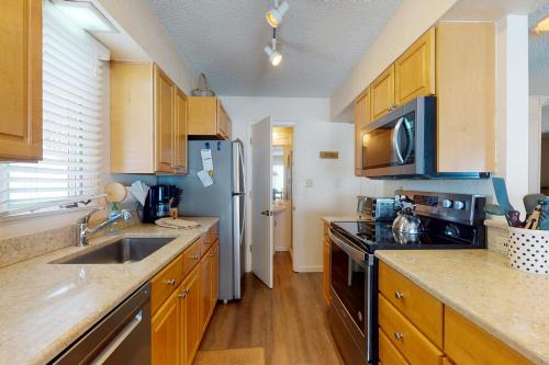 Remodeled 2 Bedroom East Vail Condo #102 w/ Hot Tub. Steps to Shuttle. - image 9