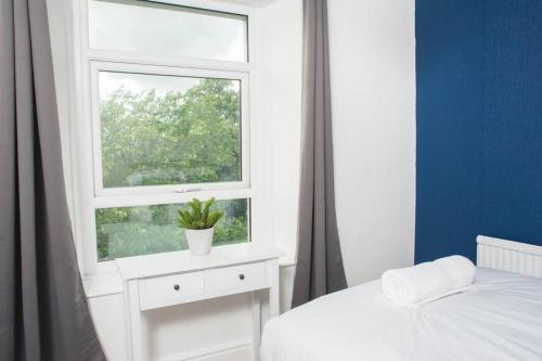 Newport house sleeps 9 - Mycityhaven - image 8