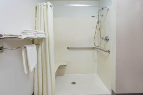 Super 8 by Wyndham Bedford in Bedford, USA