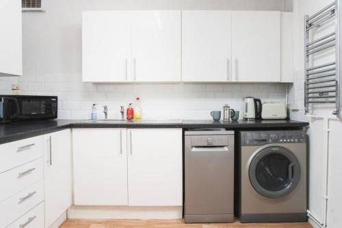 Brynglas Newport flat sleeps 8 - Mycityhaven in Shaftbury